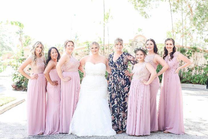 Group photo with the bridesmaids