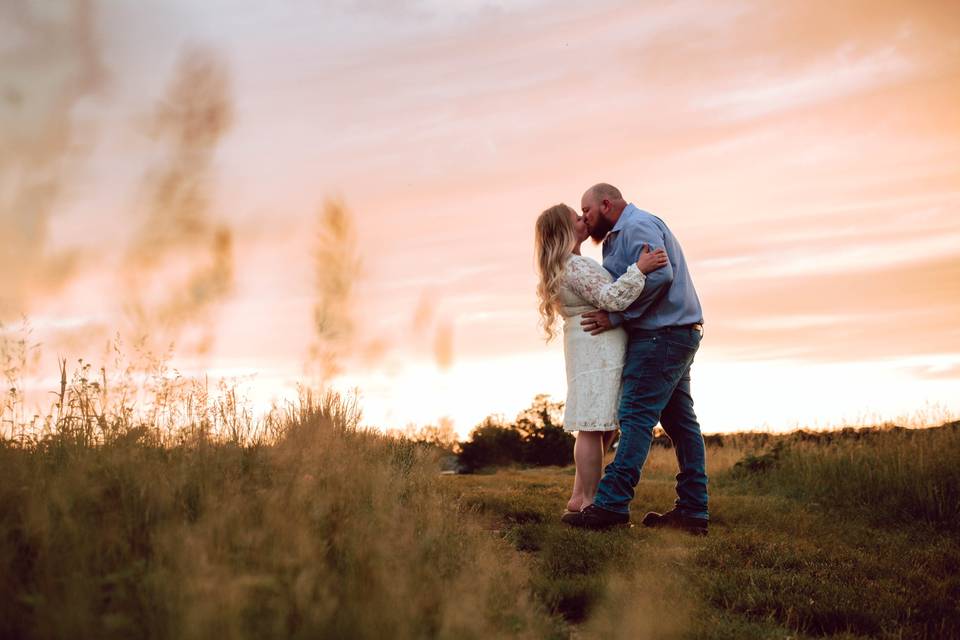 A sunset kiss - Wedding Wonder