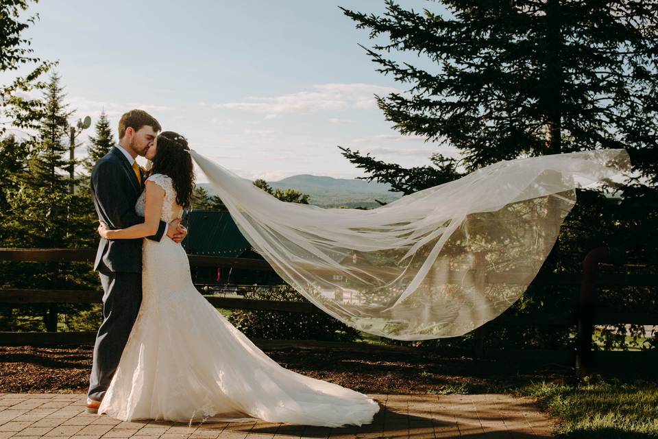 A kiss - Wedding Wonder