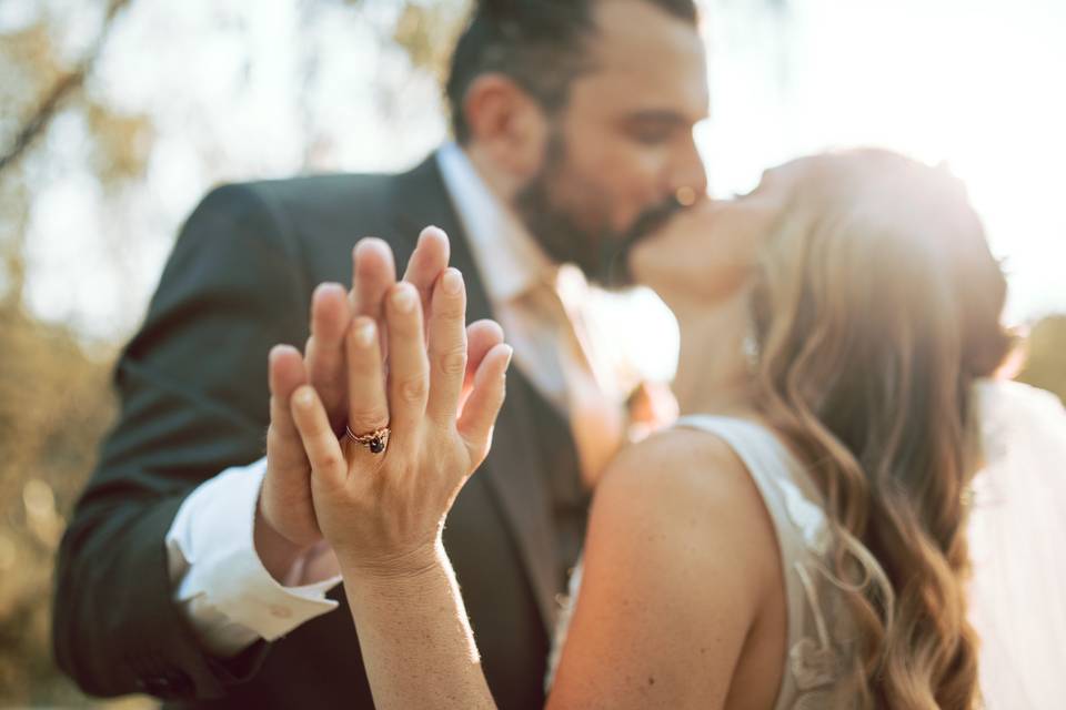 A kiss - Wedding Wonder
