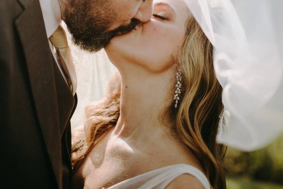 A kiss - Wedding Wonder