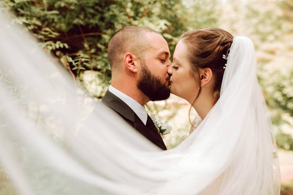 A kiss - Wedding Wonder