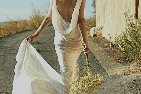 Bride's backless wedding dress