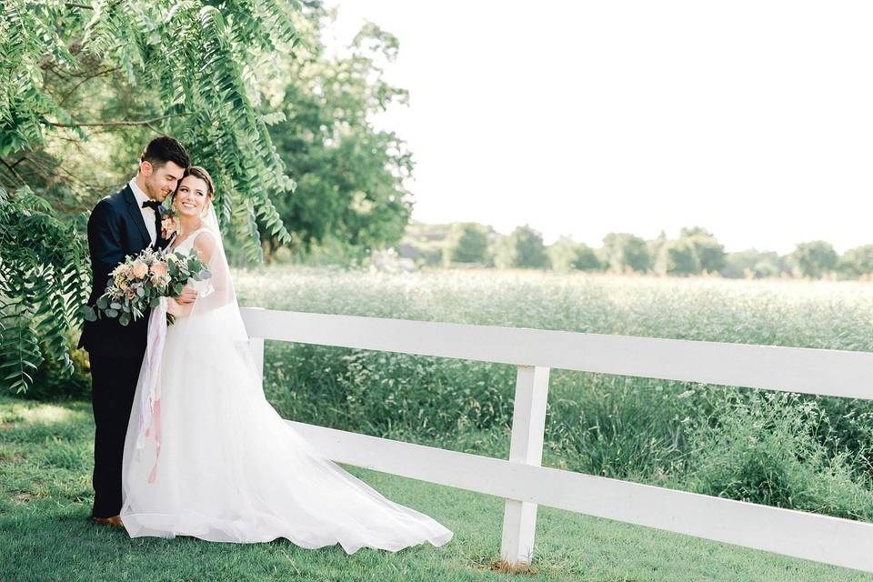 Loving couple|  Photography by Maddie Ray Photography