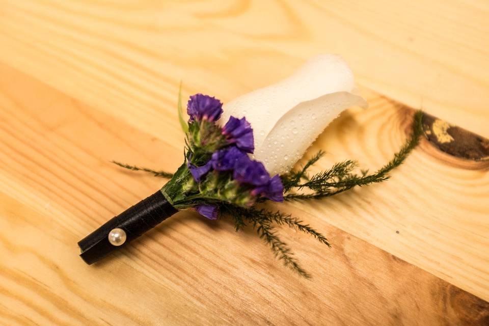 Boutonniere - rose, statice