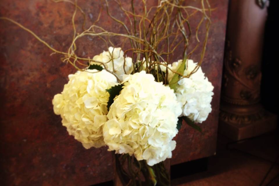 Tall centerpiece - hydrangea, curly willow