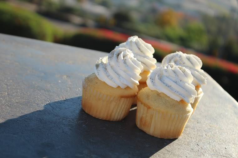 Vanilla cupcakes with butter cream icing and gold dust, yum!