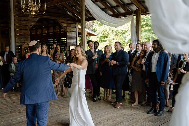 Wedding reception dancing in t