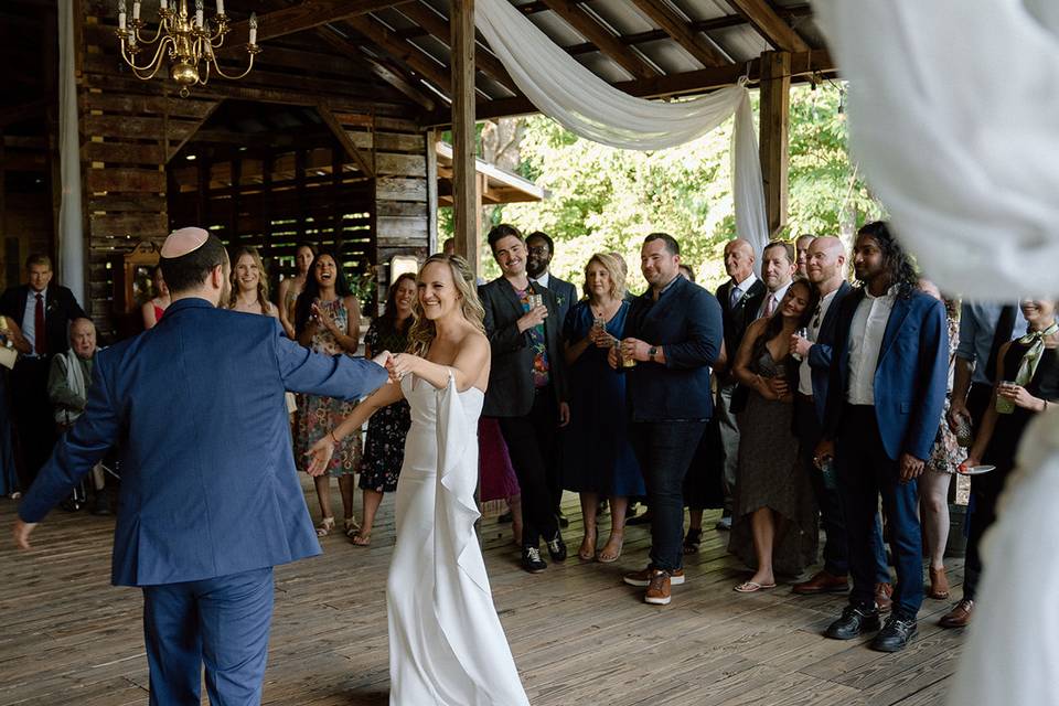 Wedding reception dancing in t