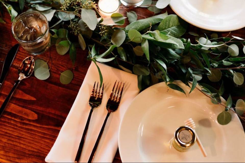 Green garland table