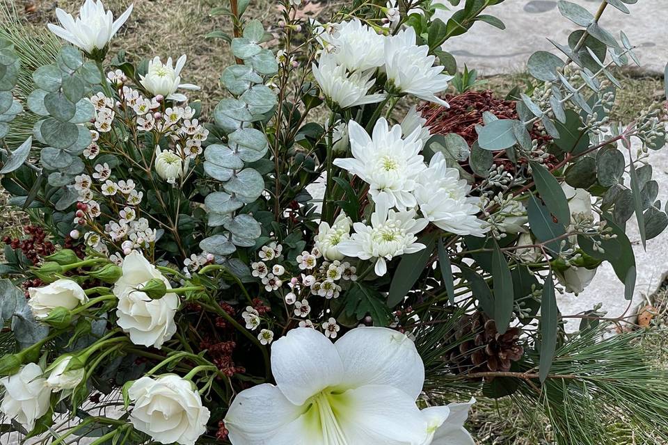 Winter ceremony flowers