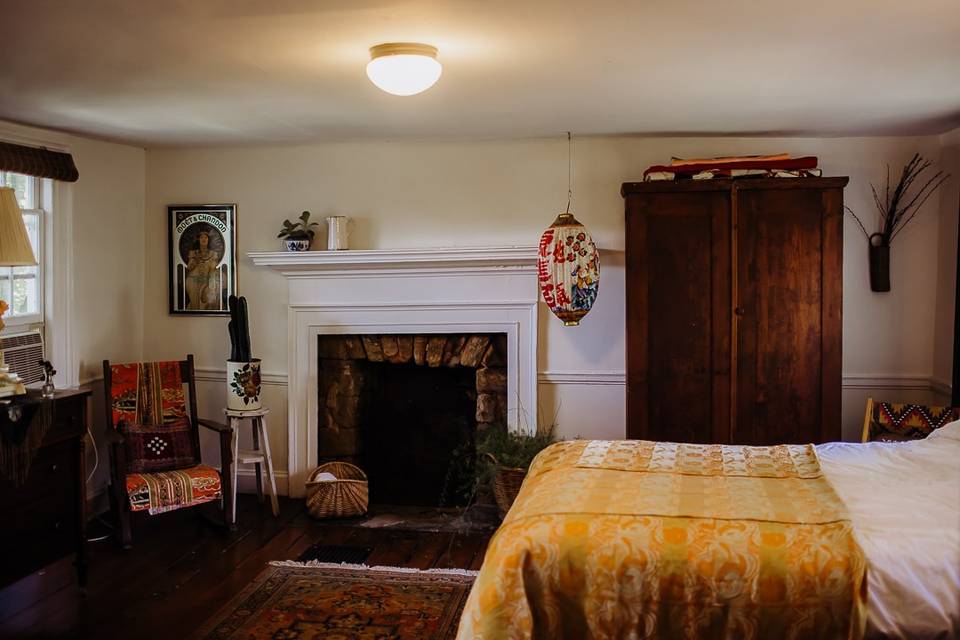 Farmhouse Airbnb- Peony Room