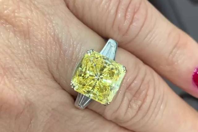 Stunning yellow diamond