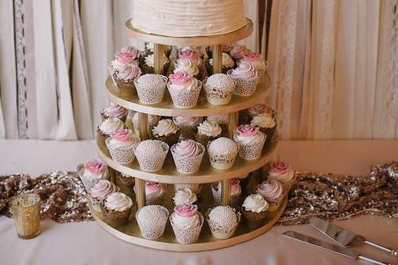 Classic wedding cake meets cupcake tower