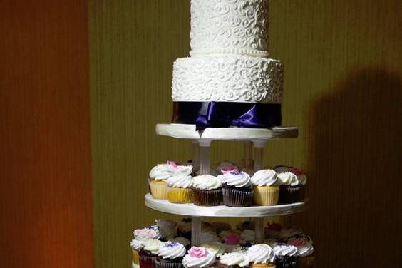 Cupcake tower with cutting cake