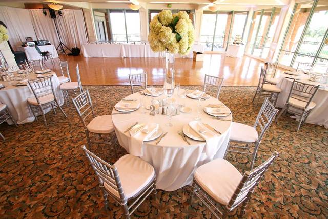 Round table setting