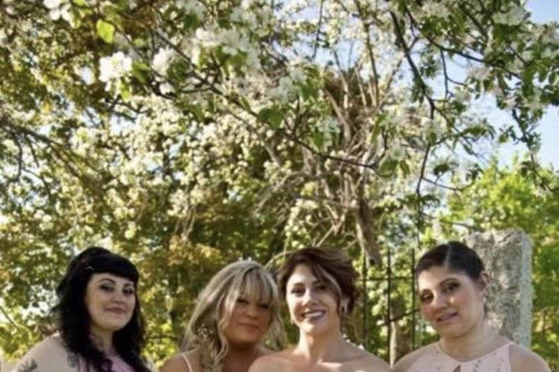 Bride&her bridesmaids