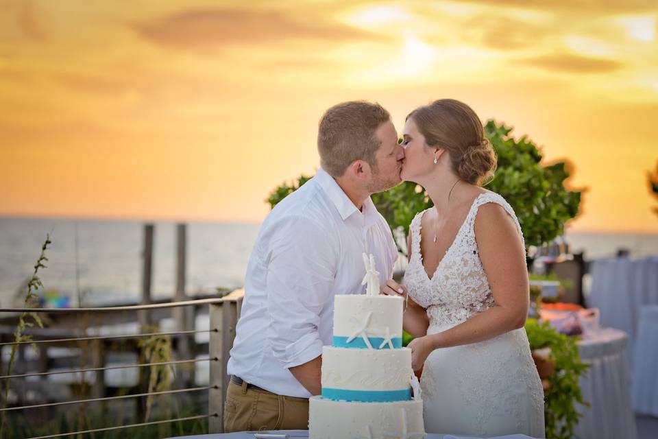 Couple kissing - Sunset Images Photography