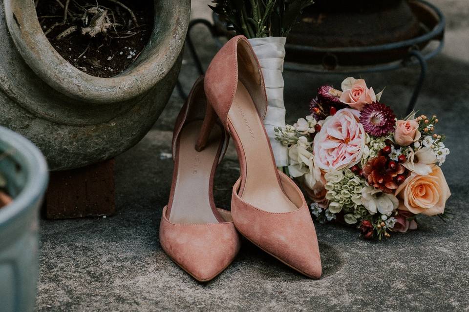 Details of the shoes and bouquet