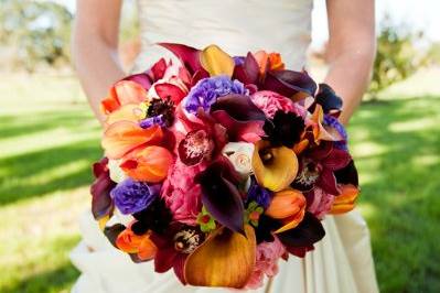 bride holding bouquet