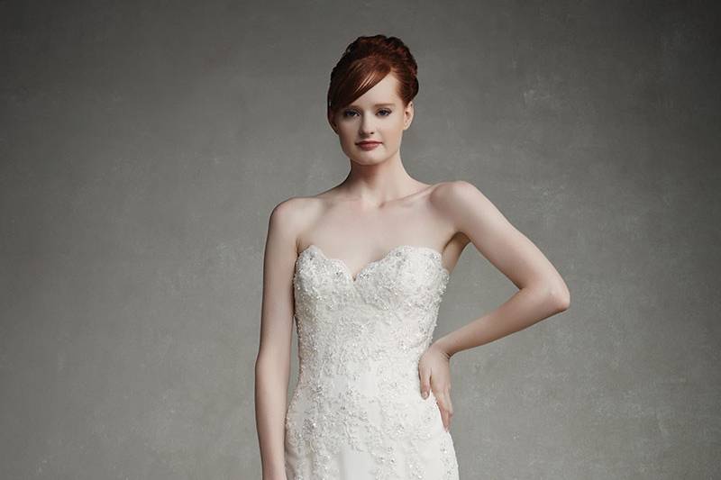 Enzoani Jenny
<br> Ultra romantic beaded lace over a tulle mermaid skirt are perfectly matched with a chic scalloped sweetheart neckline, hem lace, and invisible zipper back.