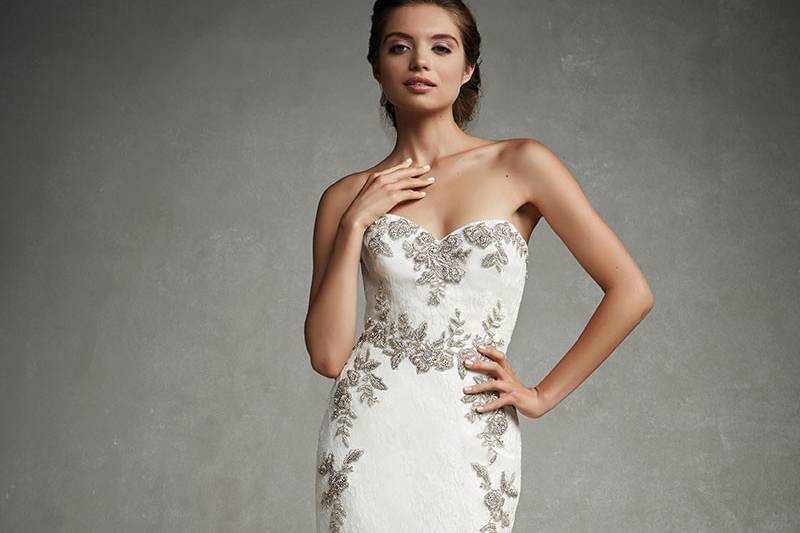 Enzoani Jocelyn
<br>An ultra-chic keyhole back with invisible zipper is perfectly balanced with a classic sweetheart neckline accented with intricate beaded embroideries on a soft chantilly lace mermaid skirt.