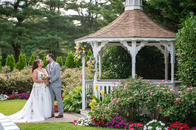 Bride & Groom at Gazebo