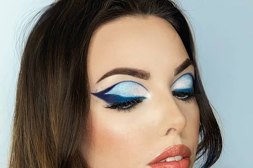 Blue Graphic Liner Look