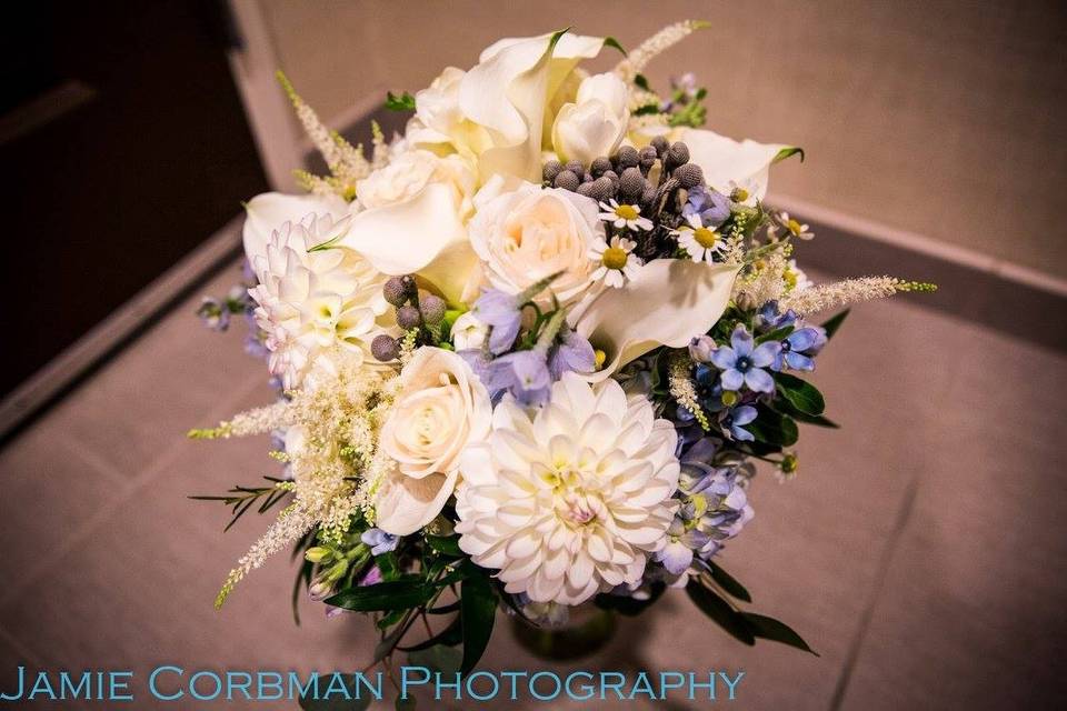 White bouquet with hints of blue