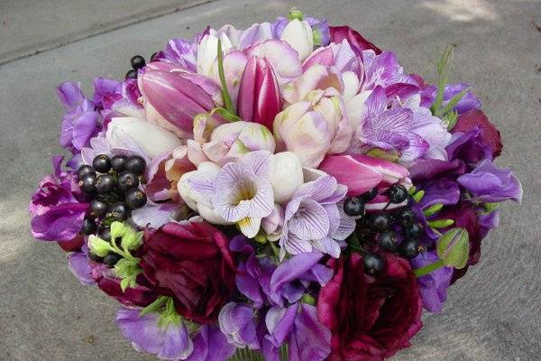 deep colors contrast with pastels in this seasonal spring bouquet
