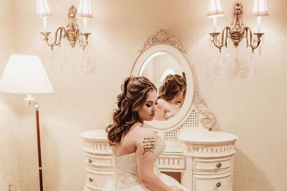 Bride by the mirror