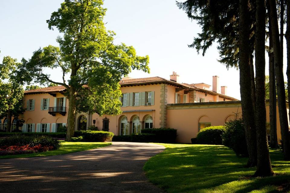 Loyola at Cuneo Mansion and Gardens