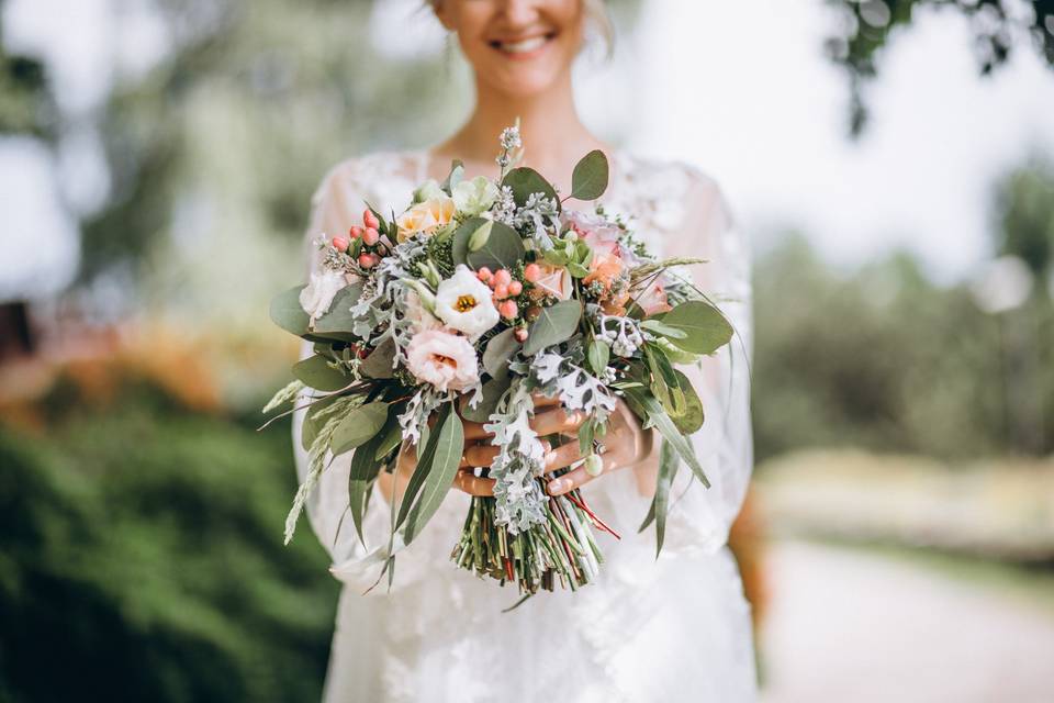 Messy bridal bouquet