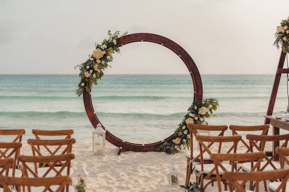 Round wooden arch setup