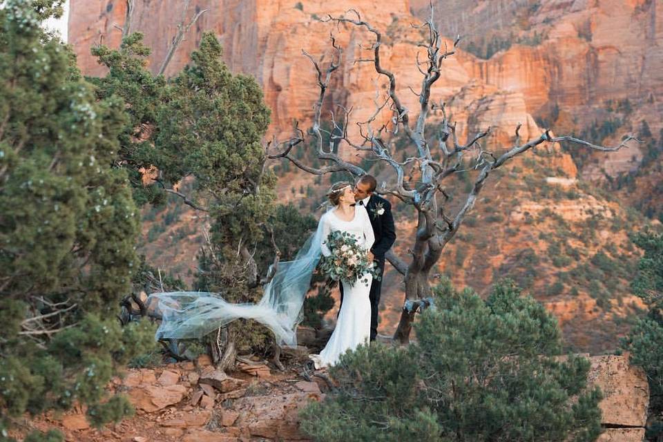 Lake powell wedding kiss