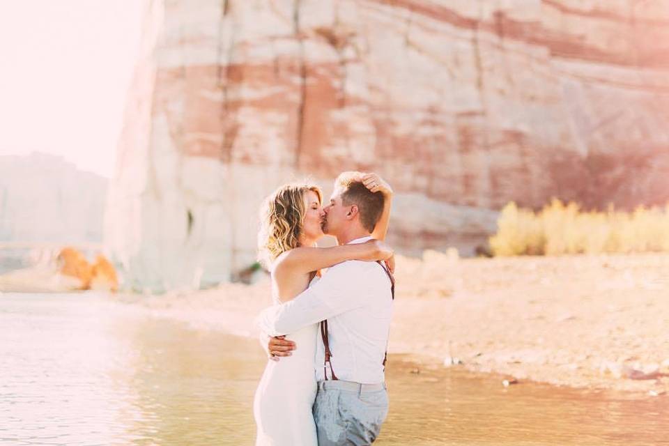 Lake powell wedding kiss