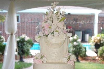 This is an elegant Traditional cake.  The setting is the Brides Parents back yard.  The reception was for 200 guests.