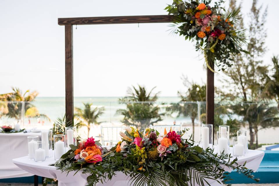 Tropical Sweetheart Table