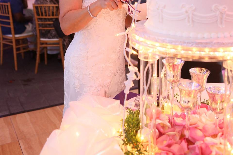 Couple cutting cake