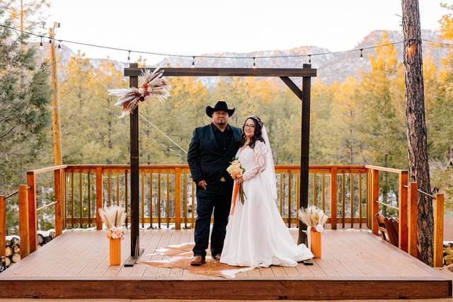 Creekside Cabins & Tavern