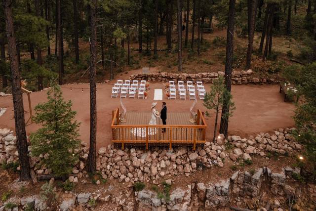 Creekside Cabins & Tavern