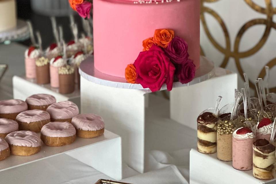 Custom Wedding cakes Bellflowe