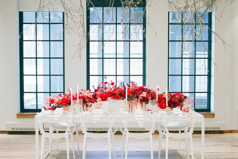 Modern red wedding decor