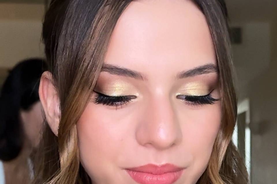 Soft glam in golden shade