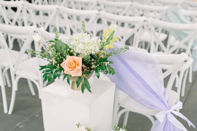 Wedding aisle flowers