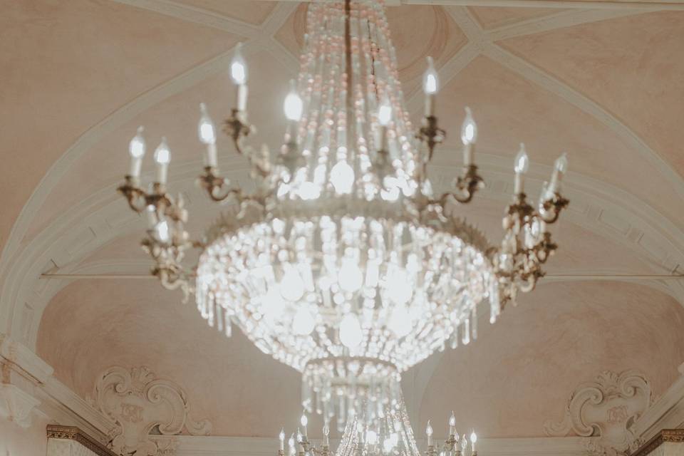 Inside cerimony in pink room