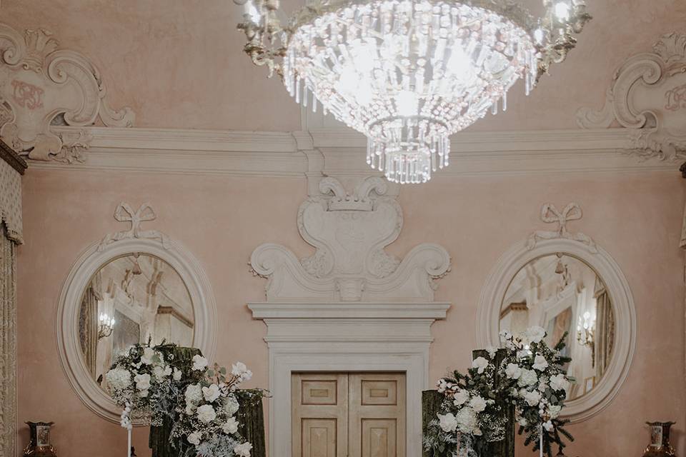 Cerimony in pink room
