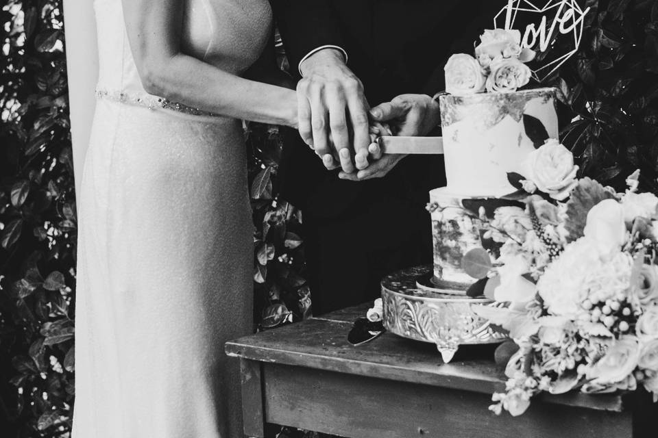 Bride & groom cutting cake