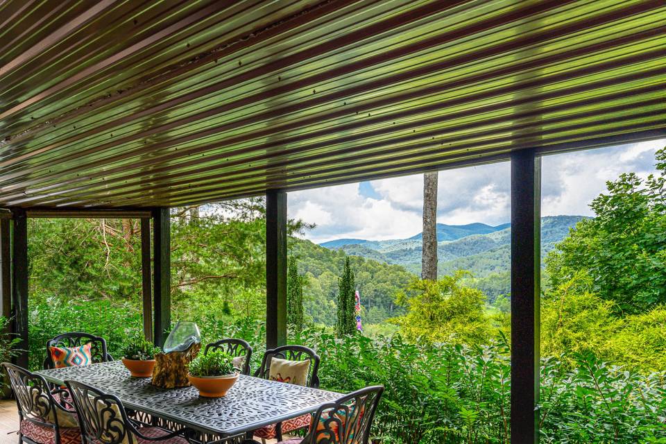 Screened-in porch off kitchen