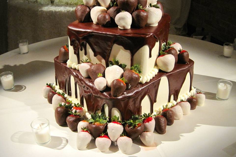 Dripping chocolate with strawberries